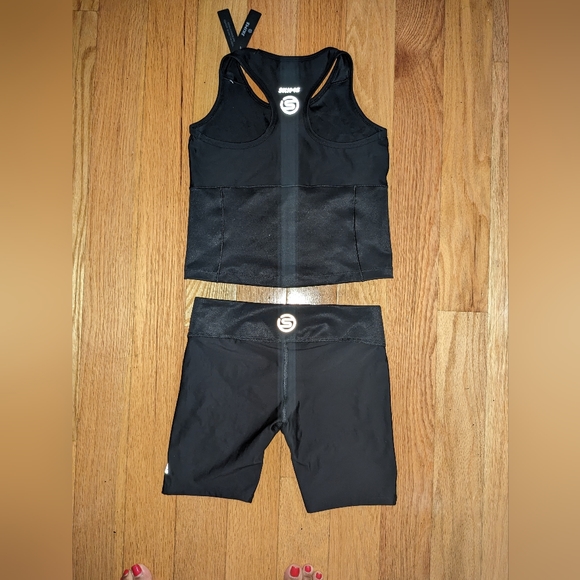 NWT SKIMS PERFORMANCE RACER BACK TANK & HIGH WAISTED BIKE SHORT SET SIZE XS - Picture 4 of 8